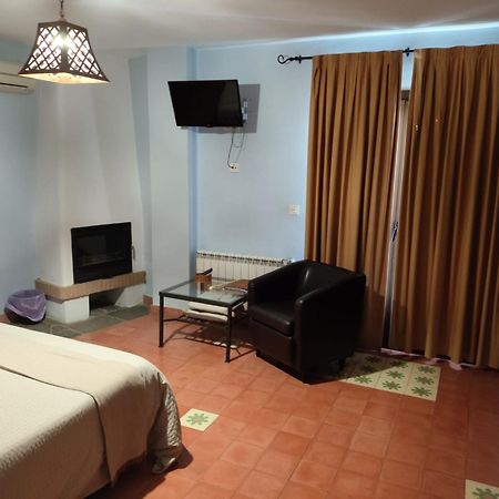 Hotel Rural La Posada De Las Cigueenas Jerez De Los Caballeros Exteriör bild