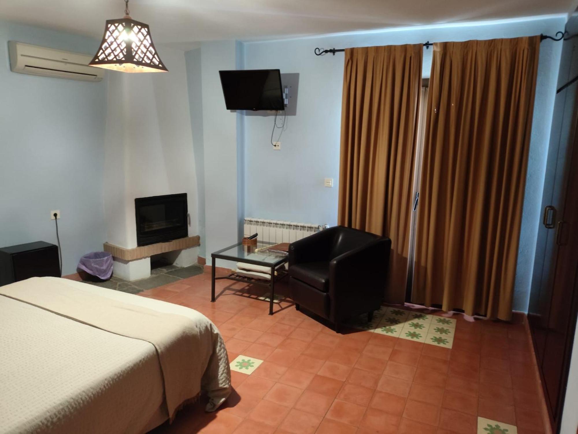 Hotel Rural La Posada De Las Cigueenas Jerez De Los Caballeros Exteriör bild